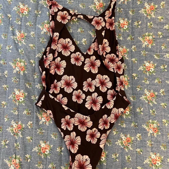 outrigger sophia one piece - Picture 2 of 2